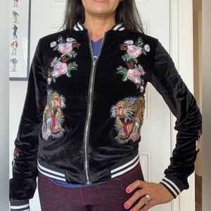 Women’s vintage asian inspired velvet jacket. Size small with front zipper.